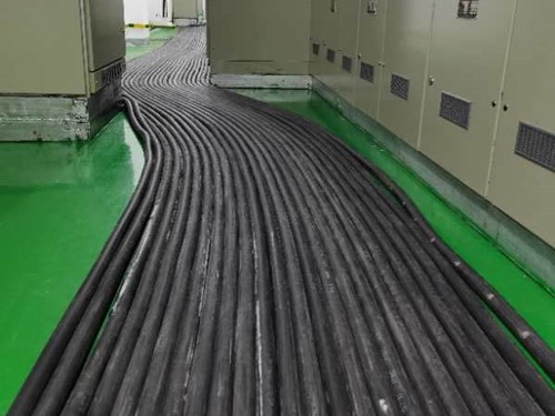 振兴如何根据理论计算公式计算温度对特定电压测量结果的影响？