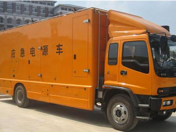 振兴冬季柴油发电机启动前，如何检查燃油系统中的积水？